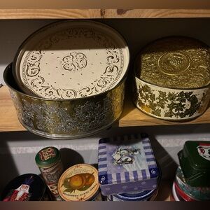 Set of 2 tin cans w lids